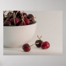 Skål med färska röda körsbär i dämpade toner frukt