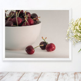 Skål med färska röda körsbär i dämpade toner frukt poster