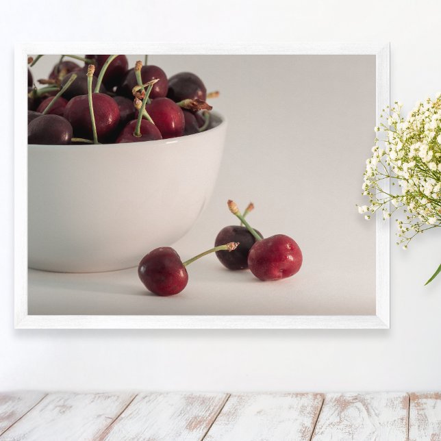 Skål med färska röda körsbär i dämpade toner frukt poster (Skapare uppladdad)
