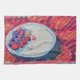 Skål med röda frukter kökshandduk