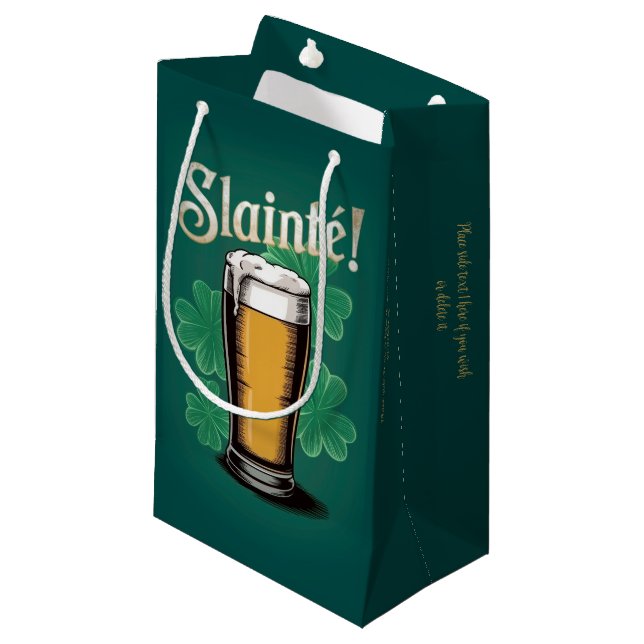 Skål! Ölglas på grönt för St. Patrick's Day (Framsidan Vinklad)