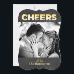 Skål på Chalkboard Helgdag Photo Card Julkort<br><div class="desc">Ditt favoritfoto accentueras med "Cheers",  skrivet på en kritersbakgrund,  i vintage marquee ljus,  en av de senaste trenderna i party design och dekoration.</div>