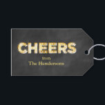 Skål på Märkre i Chalkboard Gift Presentetikett<br><div class="desc">"Cheers" skriven i vintage Marquee ljus på en kritbordsbakgrund gör detta till en märkre för perfekt för en helgdag av heder för vänner,  familj eller affärspartner.</div>