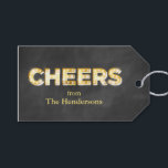 Skål på Märkre i Chalkboard Gift Presentetikett<br><div class="desc">"Cheers" skriven i vintage Marquee ljus på en kritbordsbakgrund gör detta till en märkre för perfekt för en helgdag av heder för vänner,  familj eller affärspartner.</div>