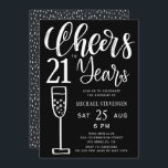 Skål till 21 års svartvitt födelsedagsfest inbjudningar<br><div class="desc">Modern snyggt svartvit trendig borstad handskriven typografi hedrar till 21 års skriptmilstolpe/vilken ålder som helst manar födelsedagsfest inbjudan.            Enkel att anpassa med åldern och dina party-uppgifter!</div>