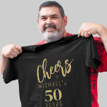 Skål till 50 års personlig svart t shirt<br><div class="desc">Modern guld-typografi-manuset hedrar-t-shirt för alla vuxarna som fyller en milstolpe på årsdagen.</div>
