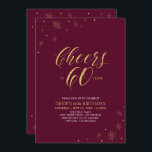 Skål till 60 | Guld & Burgundy 60:e Födelsedagsfes Inbjudningar<br><div class="desc">Låt oss fira din speciella dag med snyggten 60 födelsedagsfest inbjudan. Den här designen har guld-typografin "Cheers to 60" och guld inslag med burgundröd bakgrund. Du kan anpassa texten och bakgrunden till färg. Fler matchande party-tillbehör finns på min butik BaraBomDesign.</div>