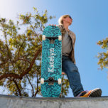 Skalat turkos blått coola löv mönster-namn fet mini skateboard bräda 18,5 cm<br><div class="desc">Sprid lite luft på gatorna i din stad med den här personligen, skateboard med eget namn. Modern, trendig, vit krampaktig, edgy typografi övertäcker ett turkosblått kompbre löv foliage-dammmönster på en rik, djup teal texturerad bakgrund. Gör en coola och snyggt påstående varje gång du surfor trottoaren. En underbar gåva till någon...</div>