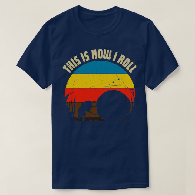 Skalbaggar som rullar dung boll för häftklämma ins t shirt (Design framsida)