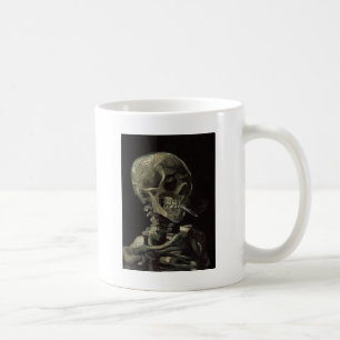 Skalle av ett skelett med den brinna cigaretten kaffemugg