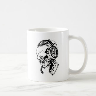 Skalle genom att använda headphonen kaffemugg