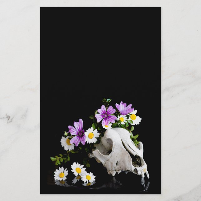 Skalle med krans av vild blomma flygblad (Framsidan)