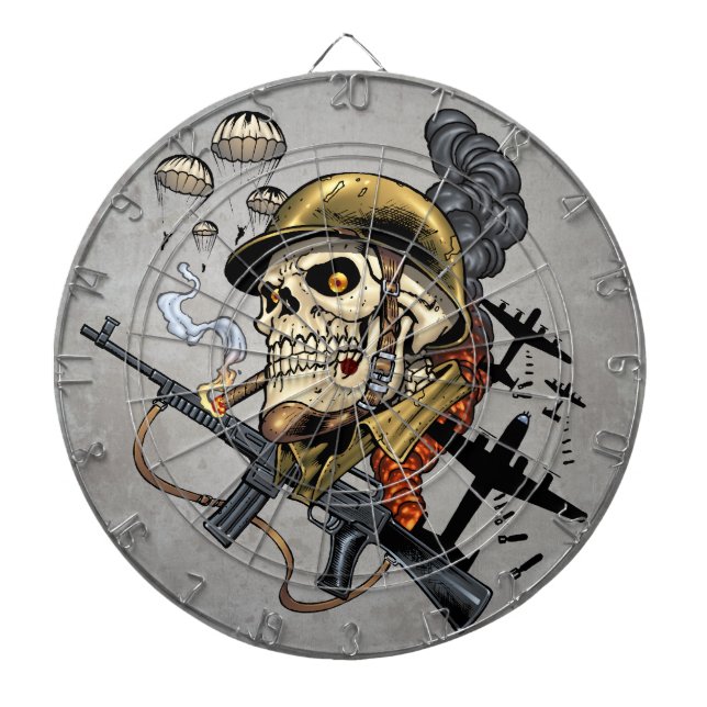 Skallen med hjälmen, flygplan och bombarderar darttavla (Framsidan)