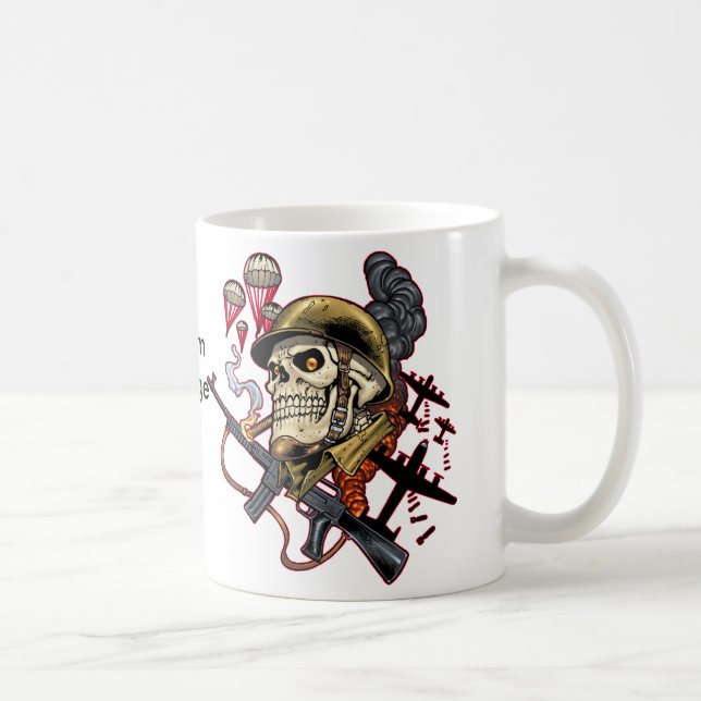 Skallen med hjälmen, flygplan och bombarderar kaffemugg (Höger)