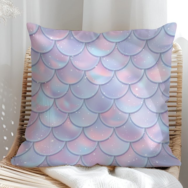 Skalor för Lilac-holografisk Sjöjungfru Kudde (Lilac Holographic Mermaid Scales Throw Pillow in a sunny rattan armchair.)