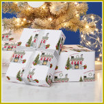Skämmande jultomtegrensfilé Fireplace Family Namn Presentpapper<br><div class="desc">Charm Design Studio erbjuder den här fantastiska julscenen - en kamera och gåvor,  trevliga dekorationer och möjligheten att antingen lägga till ditt namn eller byta till God jul - ditt val. Njut! Alla designfrågor skickar bara ett e-postmeddelande till charmdesignstudio@rcn.com,  så hjälper vi gärna till. Ta med roligten!</div>