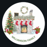 Skämmande jultomtegrensfilé Fireplace Family Namn Runt Klistermärke<br><div class="desc">Charm Design Studio erbjuder den här fantastiska julscenen - en kamera och gåvor,  trevliga dekorationer och möjligheten att antingen lägga till ditt namn eller byta till God jul - ditt val. Njut! Alla designfrågor skickar bara ett e-postmeddelande till charmdesignstudio@rcn.com,  så hjälper vi gärna till.</div>