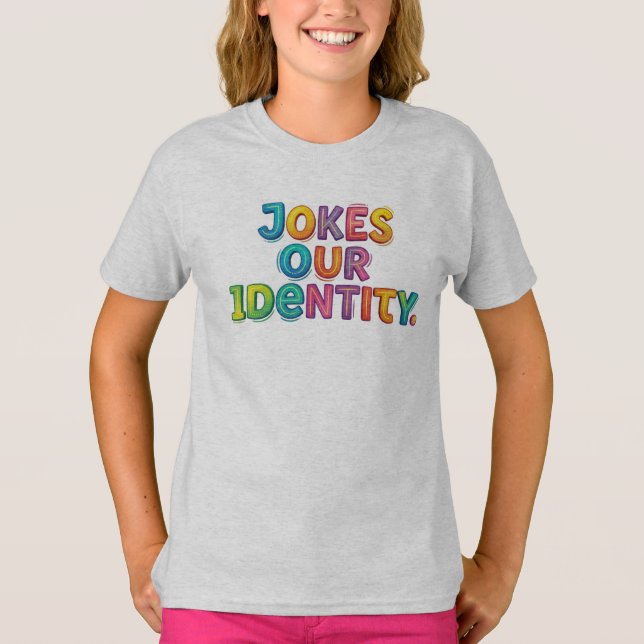 Skämt Är Vår Identitet – Rolig T-Shirt (Framsida)