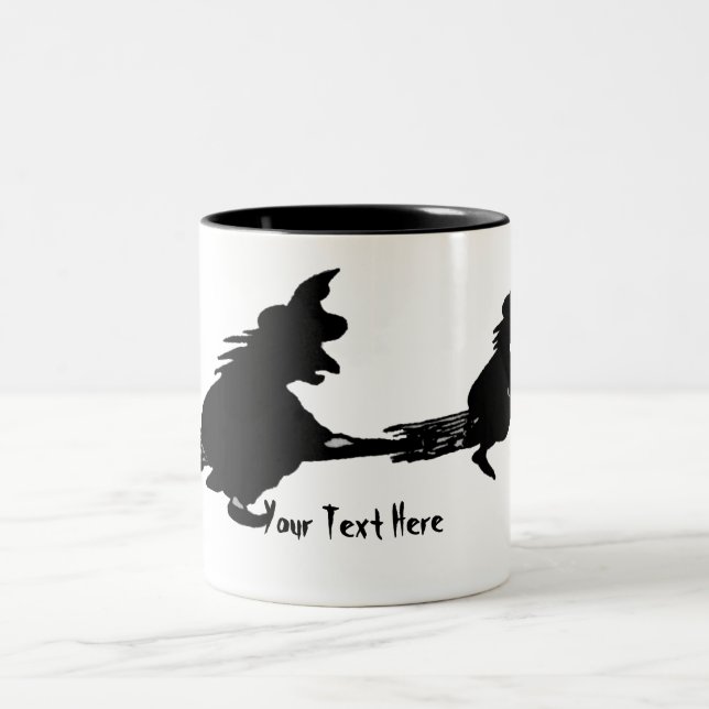 skämtsam häxa på broomsticks halloween Två-Tonad mugg (Center)