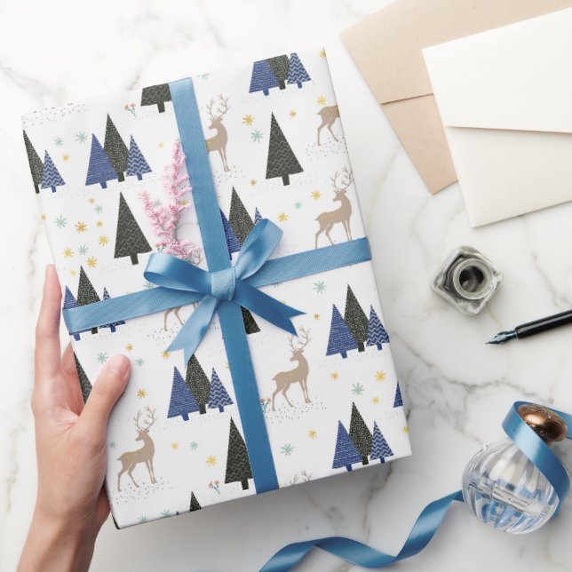 Skandinavisk skogs hjort och julgranar presentpapper (Gifting)