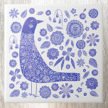 Skandinaviska fågelblått och vitt kakelplatta<br><div class="desc">Skandinaviska folkkonsten stil blå och vit fågel- och blomdesign. Originalkonst av Nic Squirrell.</div>