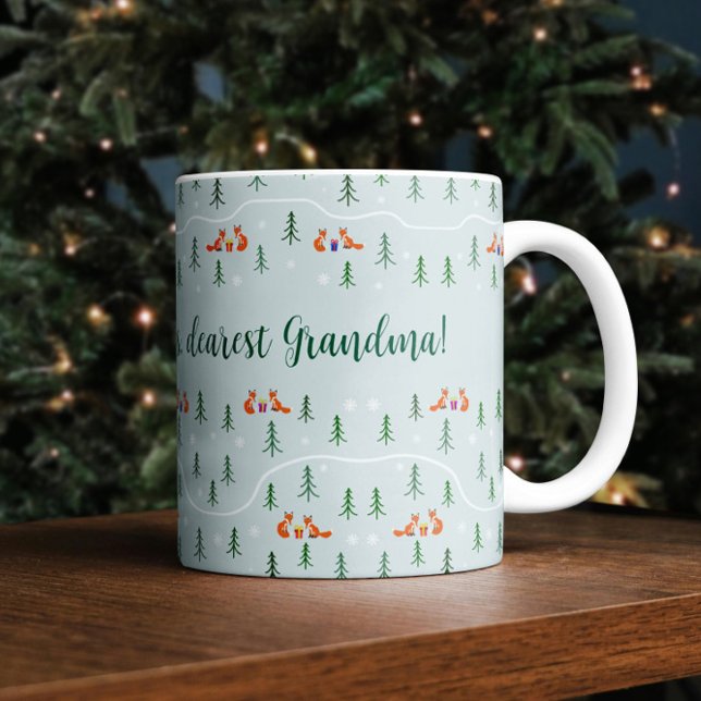 Skandinaviska julrävar i snöskog kaffemugg (Scandinavian Custom Christmas mug with your text and cute woodland foxes and fir trees)