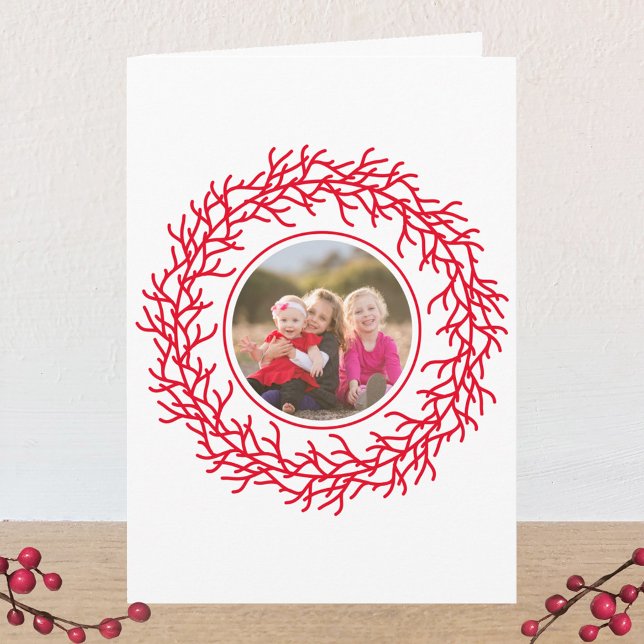 Skandinaviskt andningsskydd Foto Röd jul och Vit j Kort (Scandinavian wreath personalized photo red and white Christmas or Holiday card)
