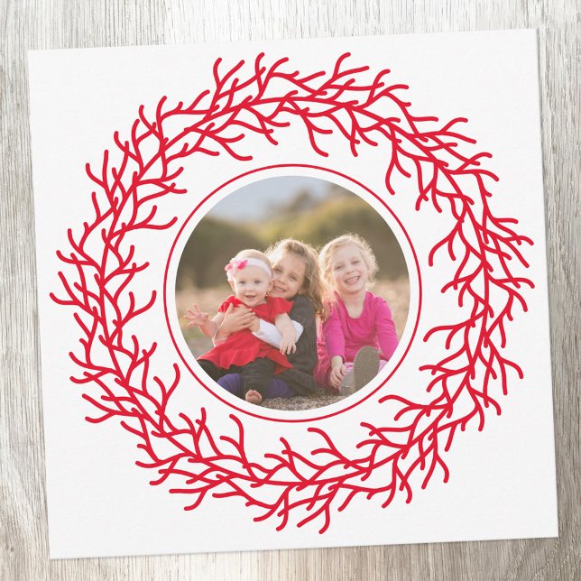 Skandinaviskt andningsskydd Fotorött och vitt Julkort (Photo modern Scandinavian red and white wreath holiday keepsake Christmas card)