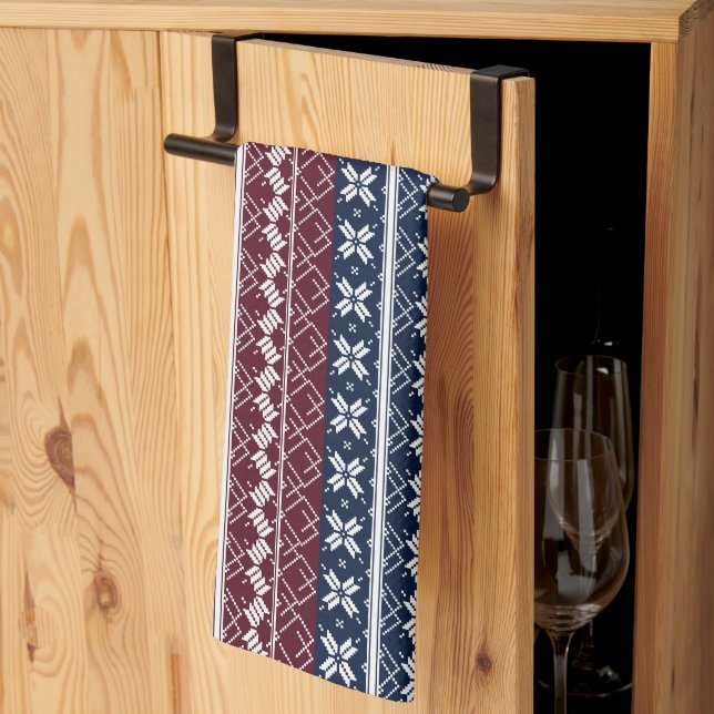 Skandinaviskt prydnadsföremål på blå burgundi kökshandduk (Thirds Fold)