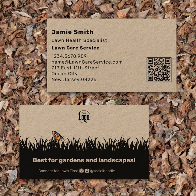 Skannable Khaki and Black Gräsmatta Care Service Visitkort (Scannable Khaki and Black Lawn Care Service Business Card)