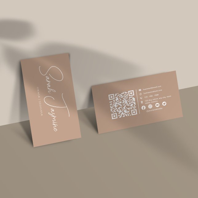 Skannerbar Qrcode för Beige-minimalistisk Elegant Visitkort (Skapare uppladdad)
