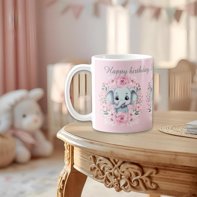 Skåp för rosa elefant födelsedag med handskriven t kaffemugg (Skapare uppladdad)