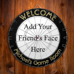 Skapa Anpassningsbarnas Personlig Fototextsdormrum Darttavla<br><div class="desc">Skapa en egen anpassningsbar, personlig, roligt, coola, snyggt, svart färg, faux-typsnitt / typografi / skript / text, guld (18" diameter, 1" h) aluminiumbräda storlekare ram. Den kommer med sex pilgrimsmördare (3 amerikanska flagga och 3 brittiska startsflyg). Du kan montera den var som helst - ovanför din papperskorgen på jobbet eller...</div>
