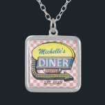 Skapa din egen Anpassningsbar Retro 50:s Middag Silverpläterat Halsband<br><div class="desc">Meddela din middag överallt med den här coolan, återställ anpassningsbarnas halsband. Middagen i 1950 visas med en upplyst pilgrafik och en något nedtryckt rosa-och-vit bakgrund. Tecknet "MIDDAG" och "ÖPPNA" i nätt och jämnt med utrymme så att du kan lägga till ditt eget förnamn eller efternamn - eller något annat ord...</div>