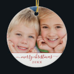 Skapa din egen fotomall för julfamiljen julgransprydnad keramik<br><div class="desc">Skapa din egen julfamiljs fotomall för prydnad med din familj namn och bild gör en perfekt Personlig julgåva. Denna moderna och elegant röda och vita fotopilornament för familjen gör en underbar gåva till mormor,  morfar,  mamma eller pappa.</div>