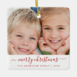 Skapa din egen fotomall för julfamiljen julgransprydnad keramik<br><div class="desc">Skapa din egen julfamiljs fotomall för prydnad med din familj namn och bild gör en perfekt Personlig julgåva. Denna moderna och elegant röda och vita fotopilornament för familjen gör en underbar gåva till mormor,  morfar,  mamma eller pappa.</div>