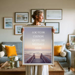 Skapa din egen motivering - Havspipa Poster<br><div class="desc">Ta med lugn till ditt område med denna minimalistiska havsinspirerade poster, med en fredlig brädgång som sträcker sig in i horisonten under en mjuk pastel himmel. Den här utformningen är en perfekt blandning av lugn och stil - perfekt för sovrum, meditationsrum, kustbostäder eller kontor som behöver en aning stillhet. Anpassa...</div>