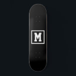 Skapa din egen svartvit monogrammall mini skateboard bräda 18,5 cm<br><div class="desc">Skapa din egen monogrammall för skateboard Black and White (svart och vitt). Lägg enkelt till startvärdet för monogram i vit färg i mörkens bakgrund. Välj däckstyp på Alternativ-menyn.</div>