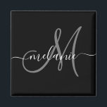 Skapa ditt eget Anpassningsbar-monogram och Namn-s Magnet<br><div class="desc">Skapa din egen personlig magnet med din anpassningsbar handskriven namn och monogram. Om du vill redigera den här designmallen ändrar du fälten som visas ovan. Du kan enkelt lägga till mer text eller bilder, anpassa typsnitt och färg. Behandla dig själv eller gör perfekten till familj, vänner, föräldrar och mor- och...</div>