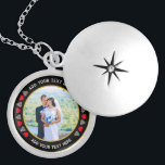 Skapa ditt eget Personligt bröllp-foto Berlockhalsband<br><div class="desc">Skapa ditt eget Personligt bröllp-fotolock Necklace (eller lägg enkelt till fotot ställe i mallfotot. Lägg till din egen text överst och grund. Välj stil och metall på Alternativ-menyn.</div>