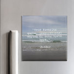 Skapa egen offert magnet<br><div class="desc">Skapa en egen anpassningsbar-offertmagnet. Har minimalistisk skrivmaskin-typografi.</div>