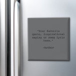 Skapa egen offert magnet<br><div class="desc">Skapa en egen anpassningsbar-offertmagnet. Har minimalistisk skrivmaskin-typografi.</div>