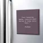 Skapa egen offert magnet<br><div class="desc">Skapa en egen anpassningsbar-offertmagnet. Innehåller minimal skrivmaskin-typografi och lila färg-bakgrund.</div>