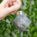 Skapa egen offert nyckelring<br><div class="desc">Skapa en egen nyckelkedja för anpassningsbarnas offerter. Anpassa denna magnet med modern minimalistisk typografi och havets vinkara landskap.</div>