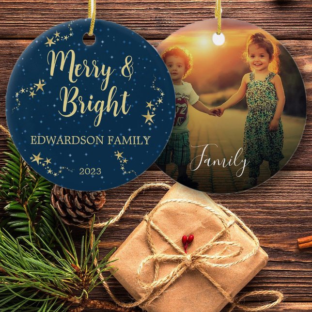 Skapa ett eget foto i familjen Merry & Bright Julgransprydnad Keramik (Create your own Merry & Bright family photo Ceramic Ornament. Unique and personal ornament.)