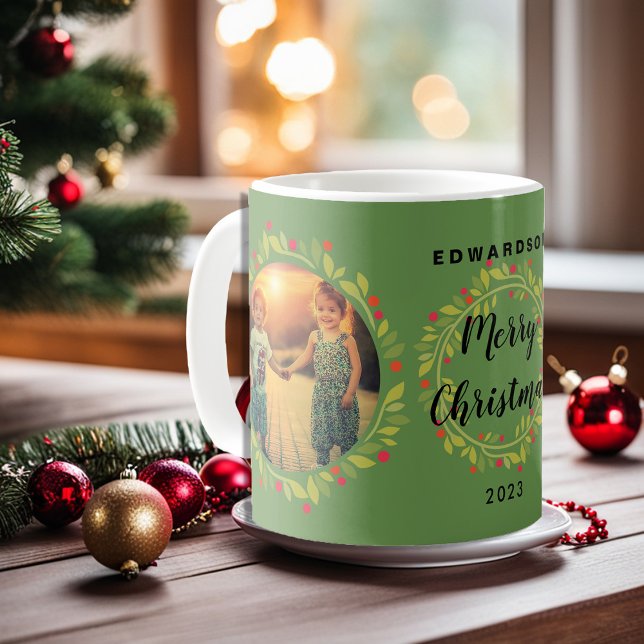 Skapa ett eget foto i God jul-familjen Kaffemugg (Merry Christmas photo mug. You can add your own photos, add your name and text to personalize.)