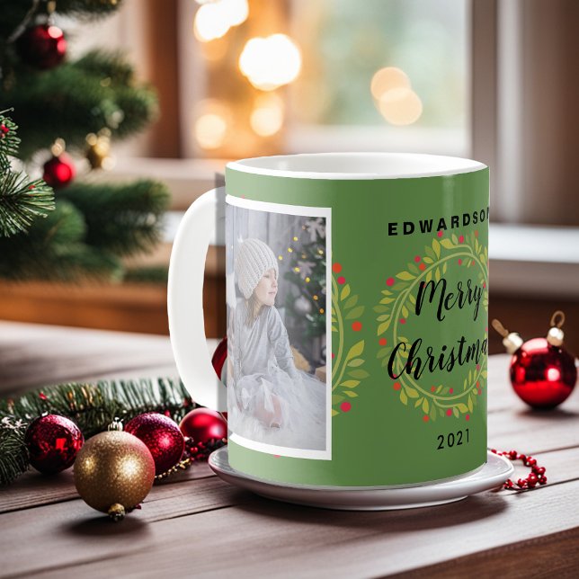 Skapa ett eget foto i God jul-familjen Kaffemugg (Merry Christmas photo mug. You can add your own photos, add your name and text to personalize.)