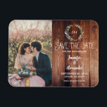 Skapa ett eget fotografi av rustik trä i monogramm magnet<br><div class="desc">Rustiska botaniska löv på mörk lada,  engrammad bild Spara Date flexi magnet. Konstruktion för vattenfärgen löv. Du kan lägga till egen text och eget foto för att göra detta Spara datumkortet mycket personligt och unikt.</div>