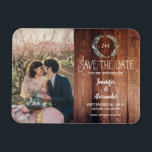 Skapa ett eget fotografi av rustik trä i monogramm magnet<br><div class="desc">Rustiska botaniska löv på mörk lada,  engrammad bild Spara Date flexi magnet. Konstruktion för vattenfärgen löv. Du kan lägga till egen text och eget foto för att göra detta Spara datumkortet mycket personligt och unikt.</div>