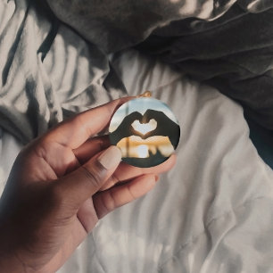 Skapa ett hjärta med nyckelkedjan händer nyckelring